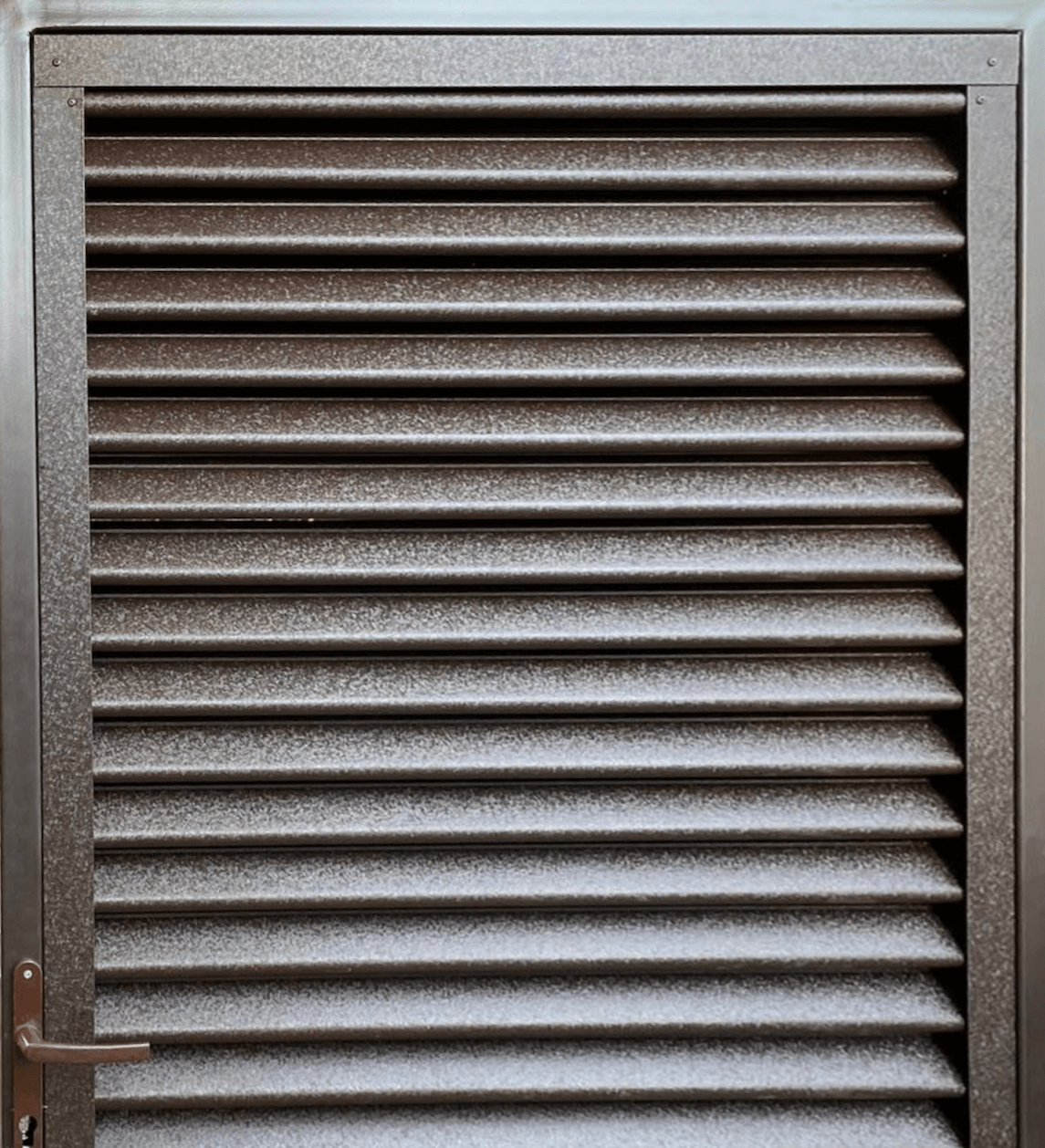 Panneau de clôture métallique Brun foncé au design épuré, idéal pour les espaces résidentiels et commerciaux modernes.