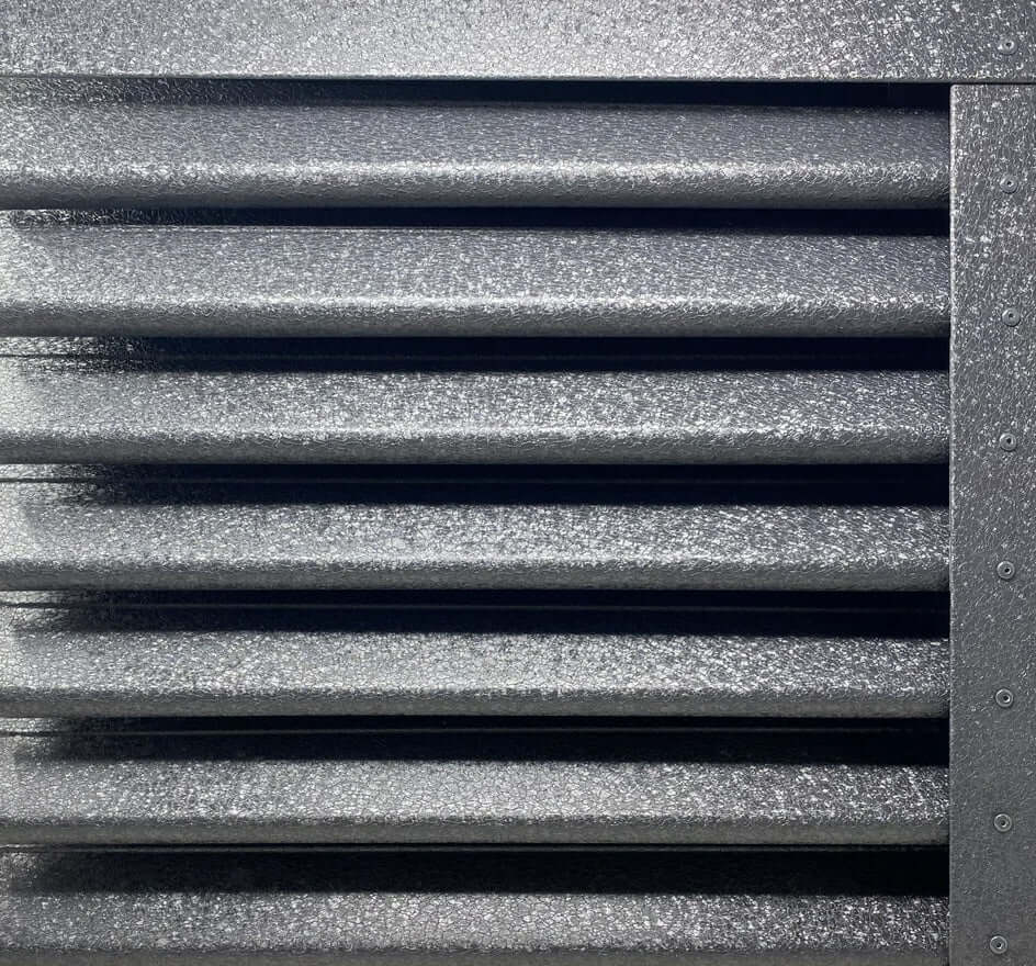 Le panneau de clôture Pyramid Gris métallique présente un design élégant et moderne ainsi qu'un matériau durable pour les clôtures design.